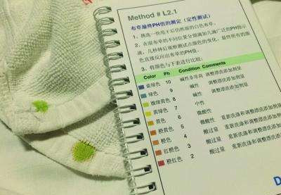 酒店毛巾沒有使用洗衣粉的酸堿度明顯對(duì)比